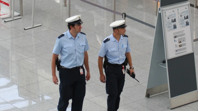 Bundespolizisten am Münchner Flughafen — © Foto der Bundespolizei