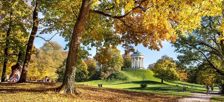 München im goldenen Herbst: Der Monopteros im Englischen Garten