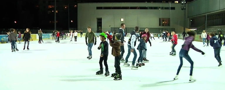 Eislauf-Saison im Münchner Prinzregentenstadion „Prinze“ startet - Besucher beim Schlittschuh-Fahren
