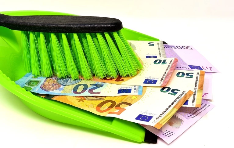 Geld auf Kehrschaufel