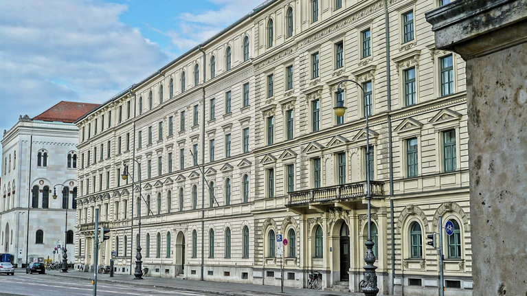 LMU — © An der LMU sind über 50.000 Studenten eingeschrieben. An TU und HaW studieren weniger.