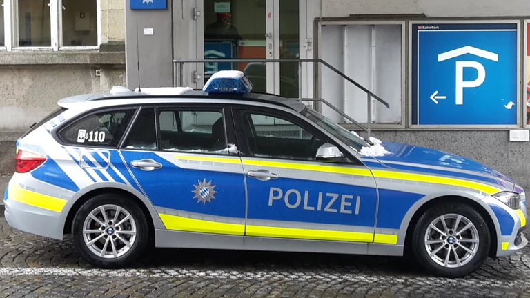 Ein neues Polizeiauto in Blau — © Symbolfoto