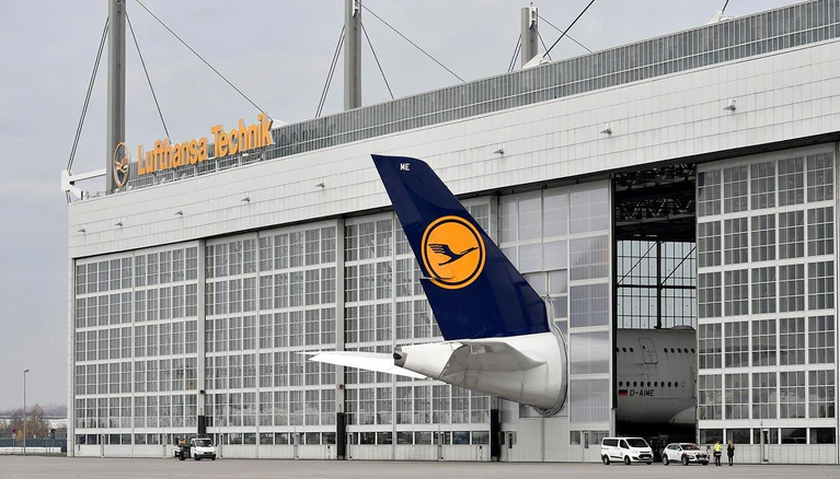 Ein Flugzeug ist zu groß, es schaut aus der Halle der Lufthansa raus — © Flughafen München