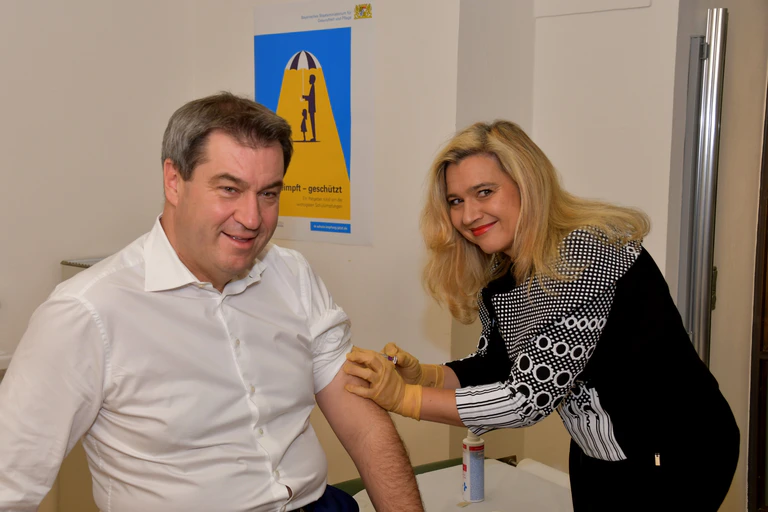 Grippeimpfung Markus Söder und Melanie Huml — © StMGP