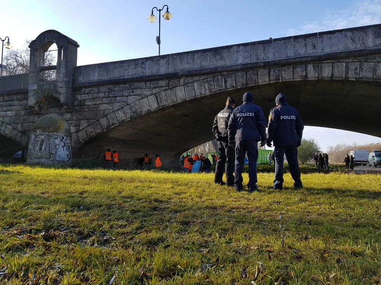 Das Münchner Sozialreferat räumt ein Obdachlosenlager unter einer Münchner Brücke