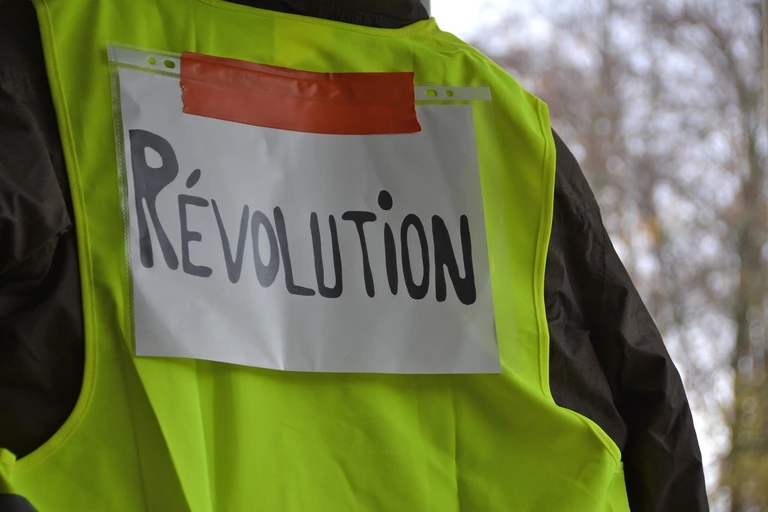 Warnweste, Rèvolution — © Symbolbild