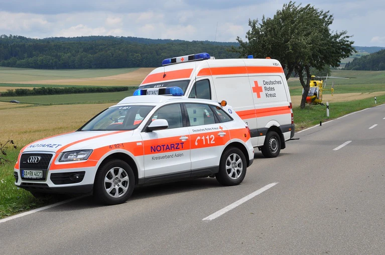 Notarzt am Straßenrand — © Symbolbild