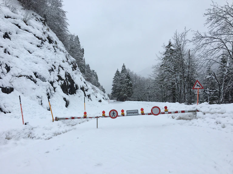 gesperrte Strassen und umgeknickte Bäume wegen starken Schneefällen — © Foto: Straßenbauamt Weilheim - Symbolbild