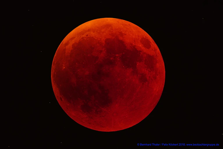 Ein leuchtender roter Mond am Himmel bei einer totalen Mondfinsterniss — © Bernhard Thaler / Felix Köckert - www.beobachtergruppe.de
