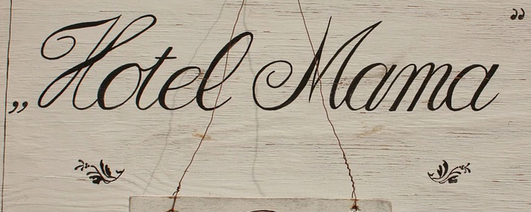Schild: Hotel Mama