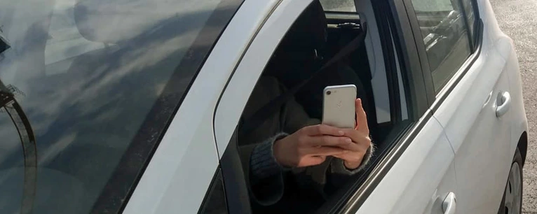 Hier macht jemand aus dem Auto heraus Aufnahmen mit seinem Smartphone — © Symbolfoto