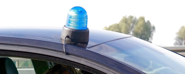 Blaulicht auf einem Autodach — © Symbolfoto