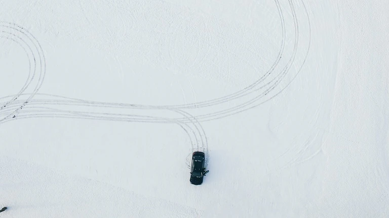 Ein Auto, dass im Schnee driftet — © Symbolfoto