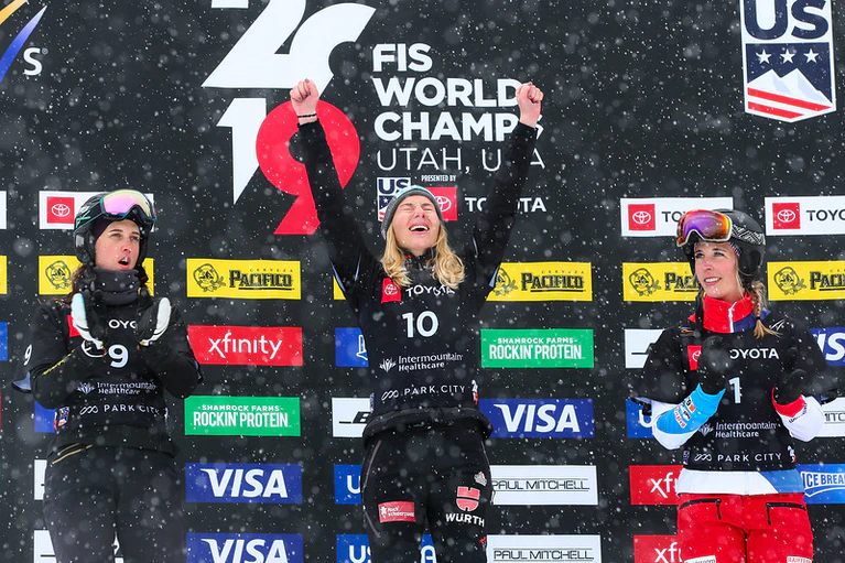 Snowboarderin Selina Jörg auf dem Siegertreppchen — © © FIS Snowboard