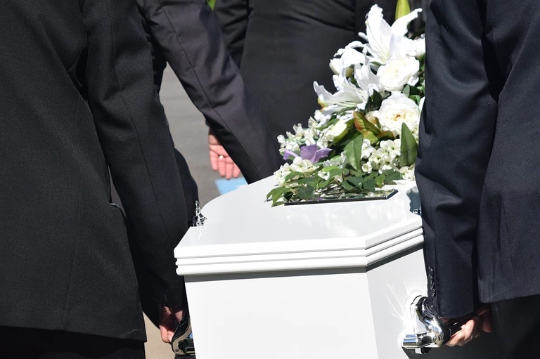 Sarg beim Abtransport einer Leiche — © Symbolfoto
