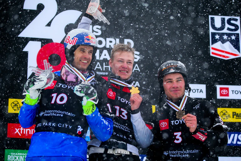 Stefan Baumeister präsentiert seine WM-Medaille — © Photo: Laurent Salino / Agence Zoom