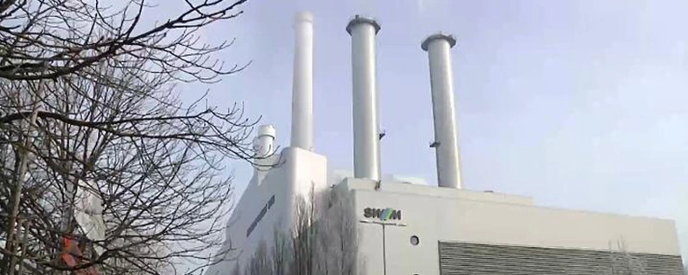 Das Heizkraftwerk Süd mit Schornstein in München