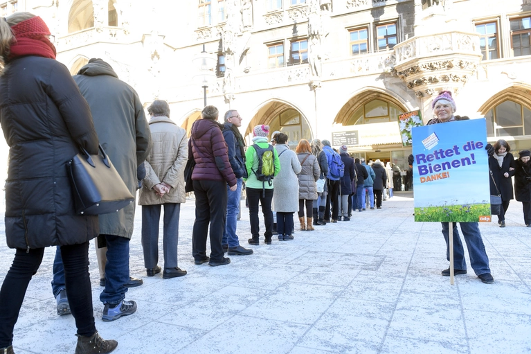 Schlange vor dem Rathaus — © ©Tobias Hase