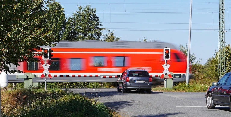 Bahnübergang mit Autos — © Symbolbild