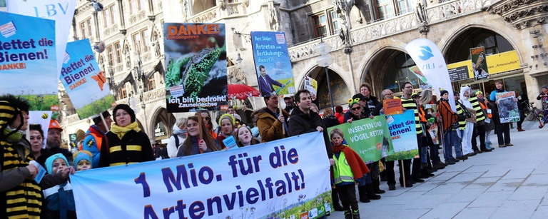 Schlange vor dem Rathaus in München: Etliche Menschen tragen sich für das Volksbegehren Artenvielfalt ein. — © ©Katharina Heuberger