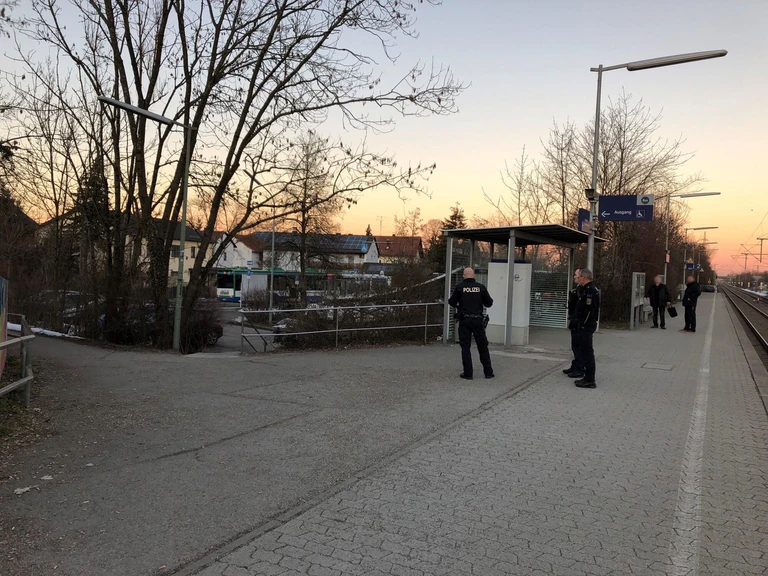 Bundespolizisten am S-Bahnhof in Heimstetten — © Bundespolizei