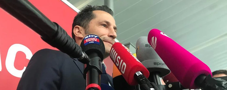 — © Sportdirektor Hasan Salihamidžić vor dem Abflug der Bayern