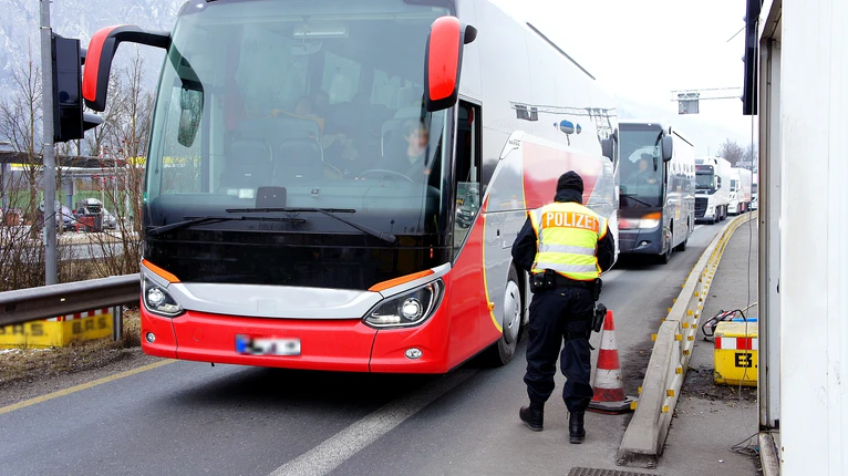 Ein Beamter der Bundespolizei Rosenheim bei der Kontrolle eines Reisebusses — © Bundespolizei