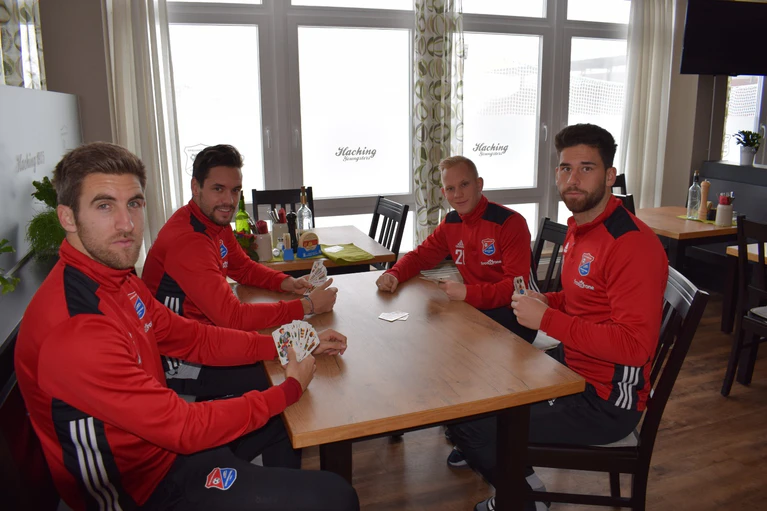 Alex Winkler, Seppi Welzmüller, Sascha Bigalke und Stefan Schimmer karteln sich schon warm. — © SpVgg Unterhaching