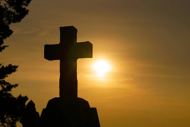 Kreuz im Sonnenuntergang