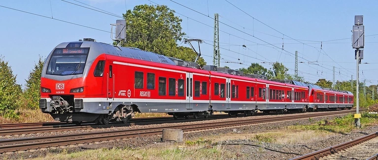 Ein Zug der Deutschen Bahn auf der Strecke — © Symbolbild