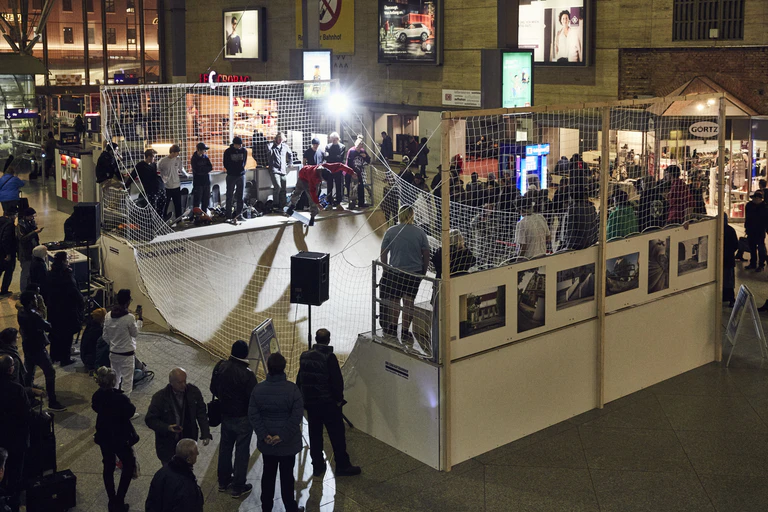 Skatebordbahnhof in der Schalterhalle