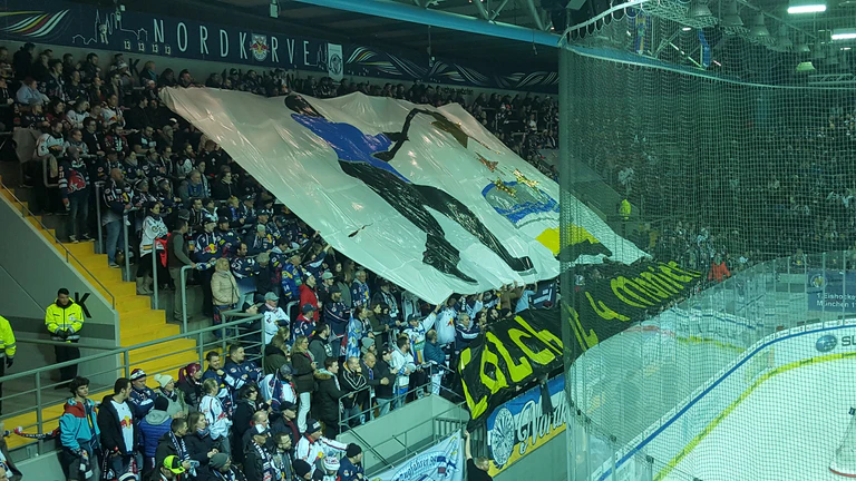 Fans des EHC Red Bull München feiern
