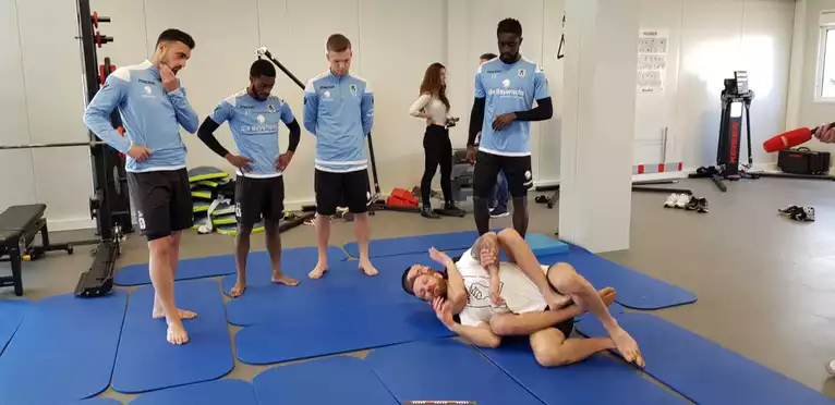 Mohamed Trabelsi kämpft mit den Spielern des TSV 1860