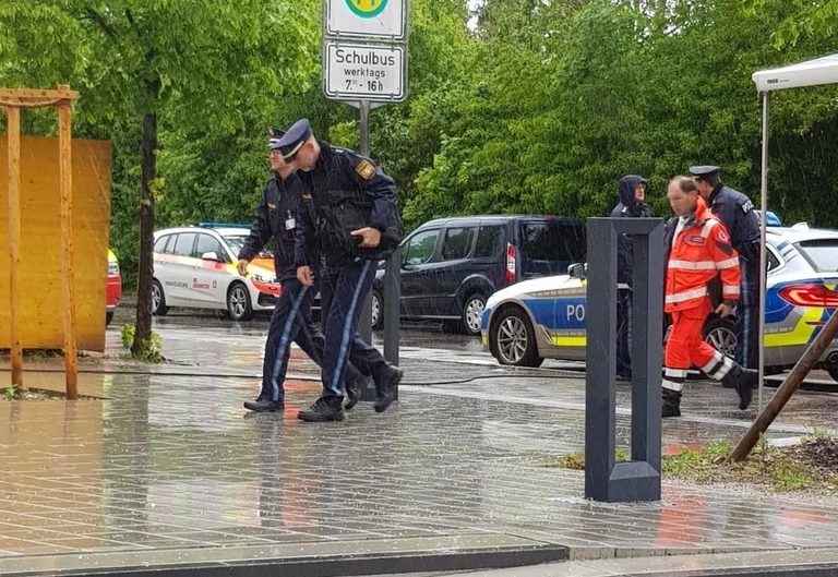 — © Polizei vor Rupert-Egenberger-Schule am 21.05.
