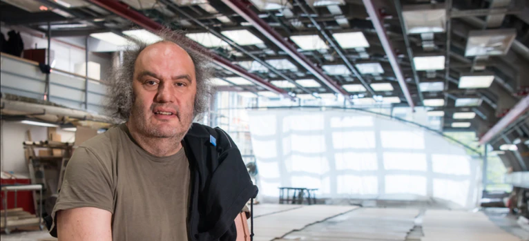  — © Foto: Peter Kneffel/dpa; Matthias Lilienthal, Intendant der Münchner Kammerspiele, steht im Malsaal seines Hauses.