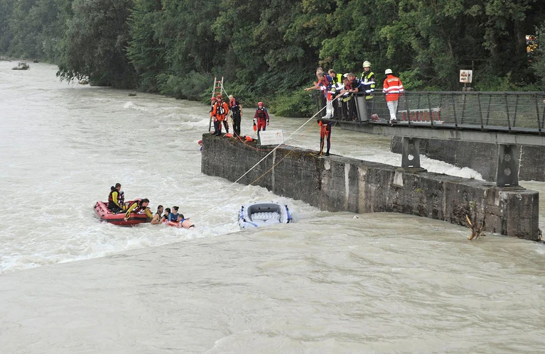 — © Symbolfoto einer anderen Rettungsaktion in der Münchner Isar - Foto: Berufsfeuerwehr München