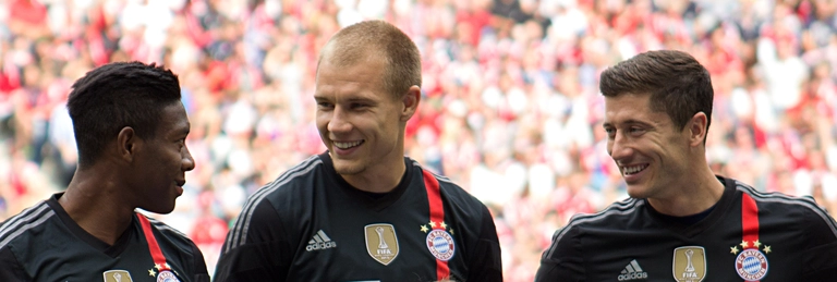 Bayern-Spieler: David Alaba mit Holger Badstuber und Robert Lewandowski — © Foto: Rico Güttich