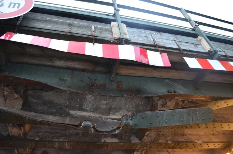 Beschädigte Bahnunterführung nach LKW-Unfall — © Symbolbild