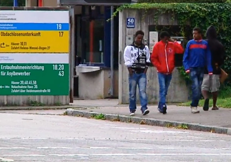 Flüchtlinge vor der Bayernkaserne — © Die meisten Flüchtlinge haben ein Smartphone - weil sie es wirklich brauchen Foto: Red