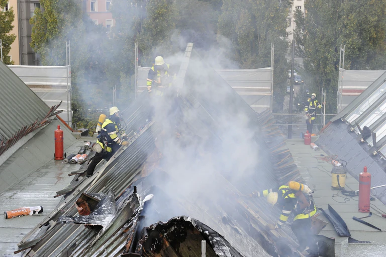 Feuerwehr bei den Löscharbeiten der Sporthalle in Schwabing — © Bild: Feuerwehr München