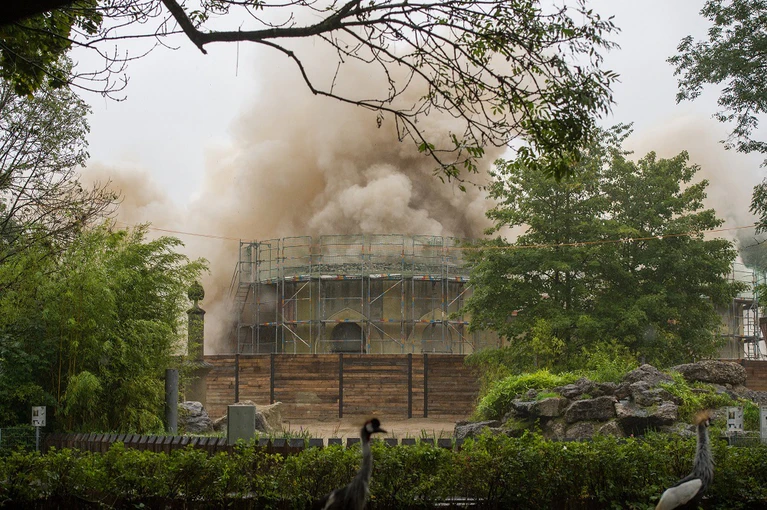 Elefantenhaus Sprengung — © Tierpark Hellabrunn / Marc Müller