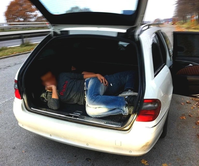 Ein Flüchtling liegt im Kofferraum eines Schleuserautos — © Rückgang der Schleuser in Bayern