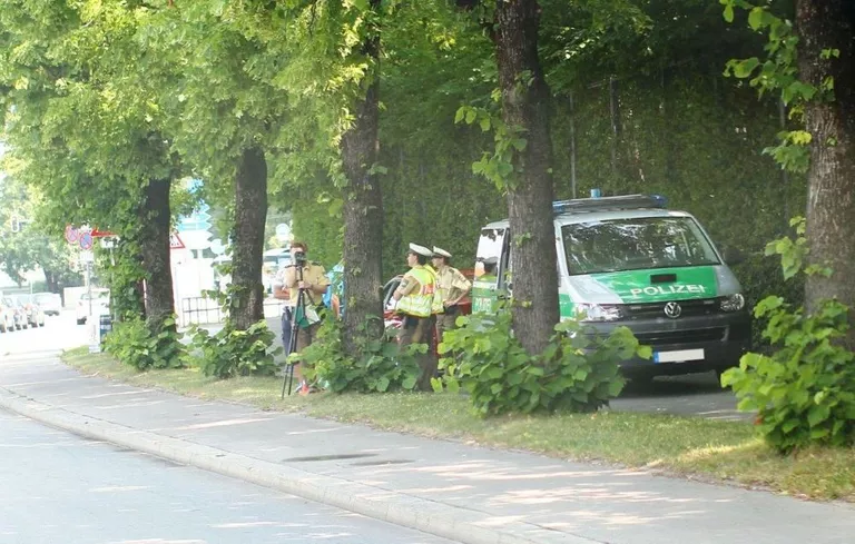 Die Polizei im Einsatz im Bayerischen Blitzermarathon. — © Die Polizei im Einsatz: Kontrolle beim Blitzermarathon