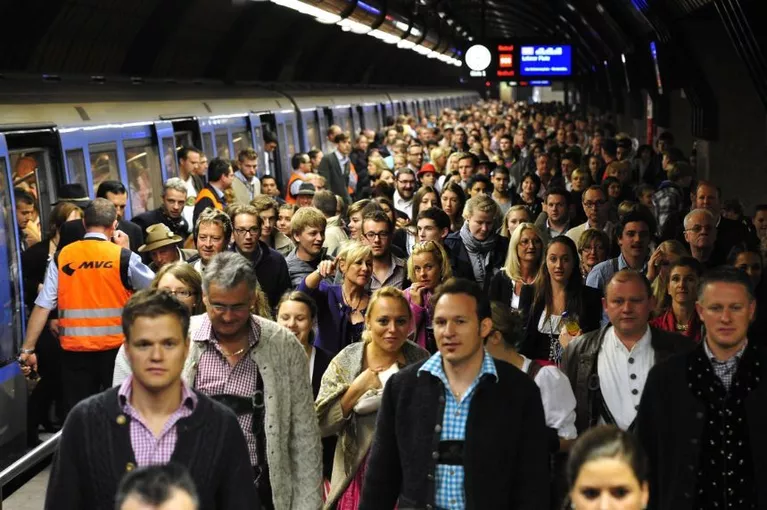 Oktoberfest Menschenmassen in Wiesn Ubahnstation — © Rechte: MVG/SWM