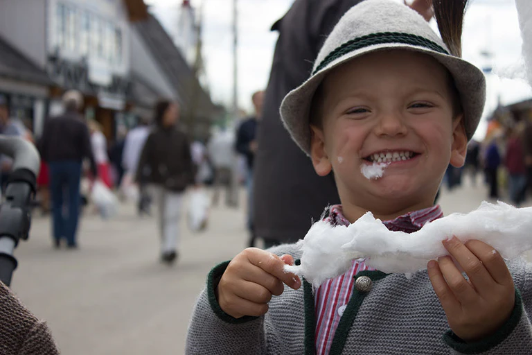 Kleiner Bua mit Zuckerwatte am Familientag! — © Rico Güttich / münchen.tv