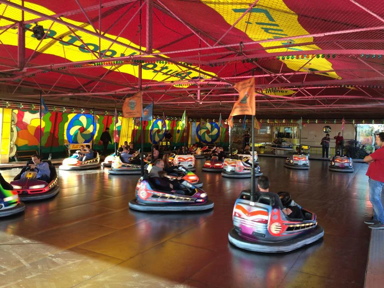autoscooter oktoberfest fahrgeschäft wiesn — © Autoscooter auf dem Oktoberfest