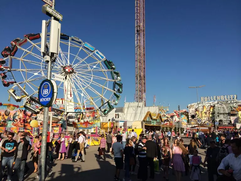 fahrgeschaeft oktoberfest wiesn