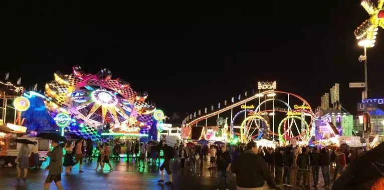 fahrgeschäfte nachts lichter wiesn oktoberfest