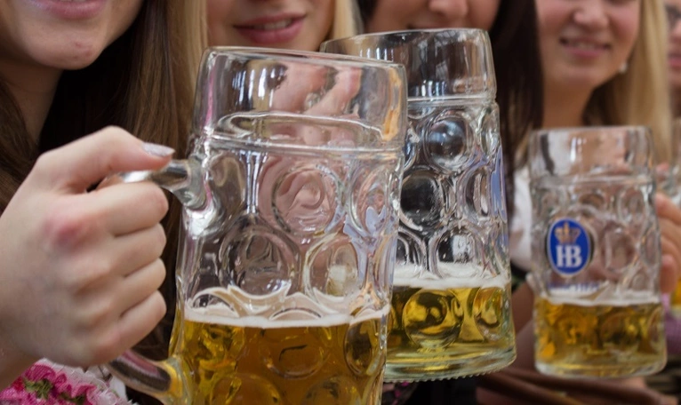 Oktoberfest: Eine gemütliche Maß-Bier im Festzelt auf der Wiesn - Ein Krug mit Noagerl
