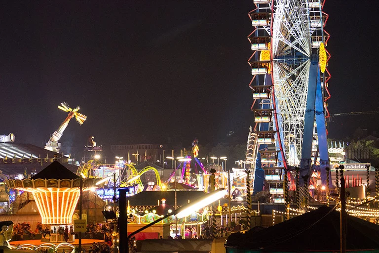 Lichter Wiesn bunte Fahrgeschäfte
